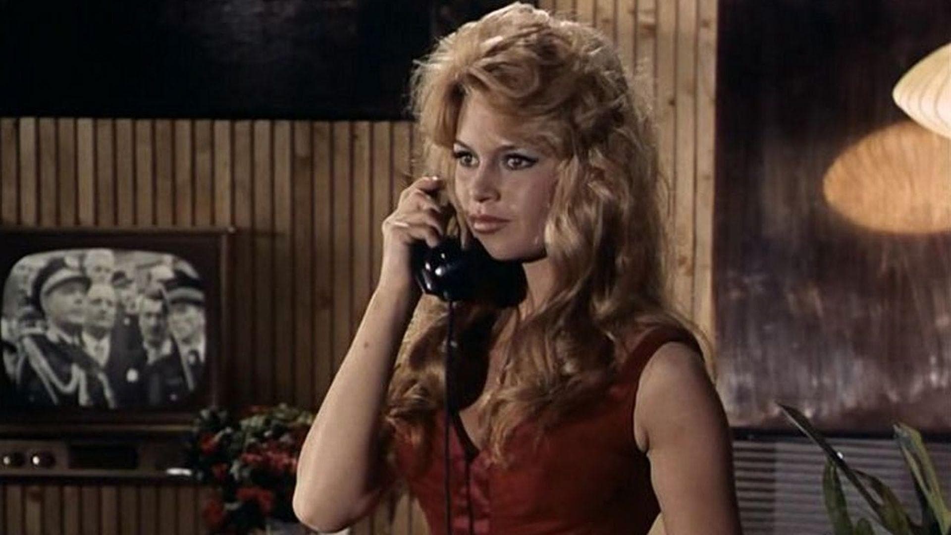 Backdrop for Une parisienne